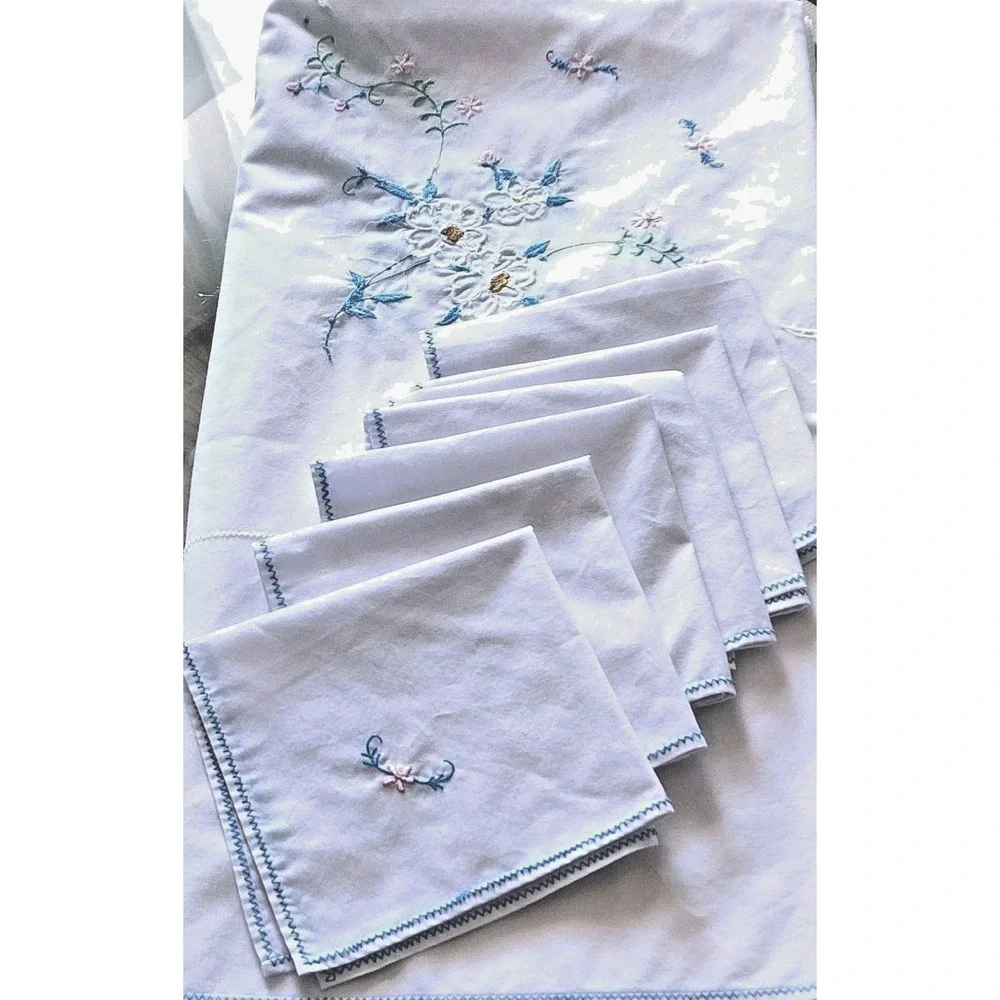 80's Vintage Embroidered White Floral Square Tablecloth with Lace Trim 6 Napkins